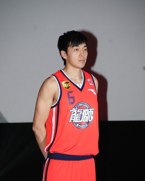 球迷在训练基地拉横幅支持阿隆索：我们爱你，冠军，振作起来（训练基地球迷举横幅力挺阿隆索：冠军，我们爱你，加油！）