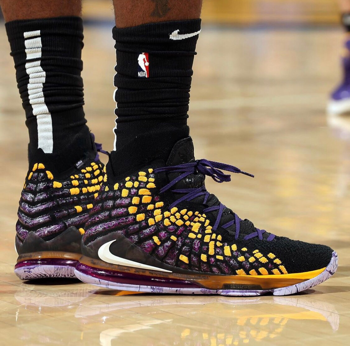 对手整场都被他点名单打（对手整场遭他点名单吃）