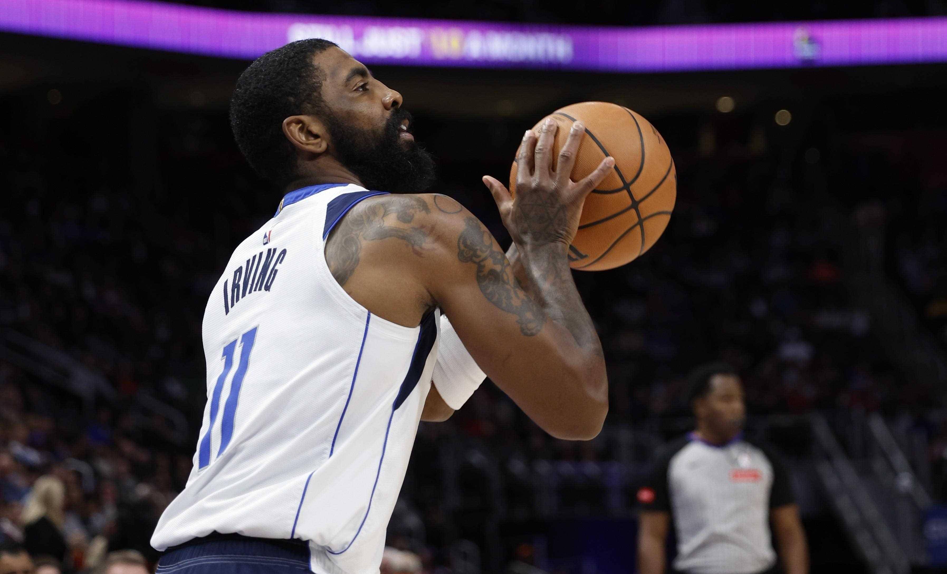 一斯佩齐亚球迷掉进看台和球场之间的沟里，被送进重症监护室（斯佩齐亚一球迷坠入看台与球场间沟渠，已送入重症监护室）