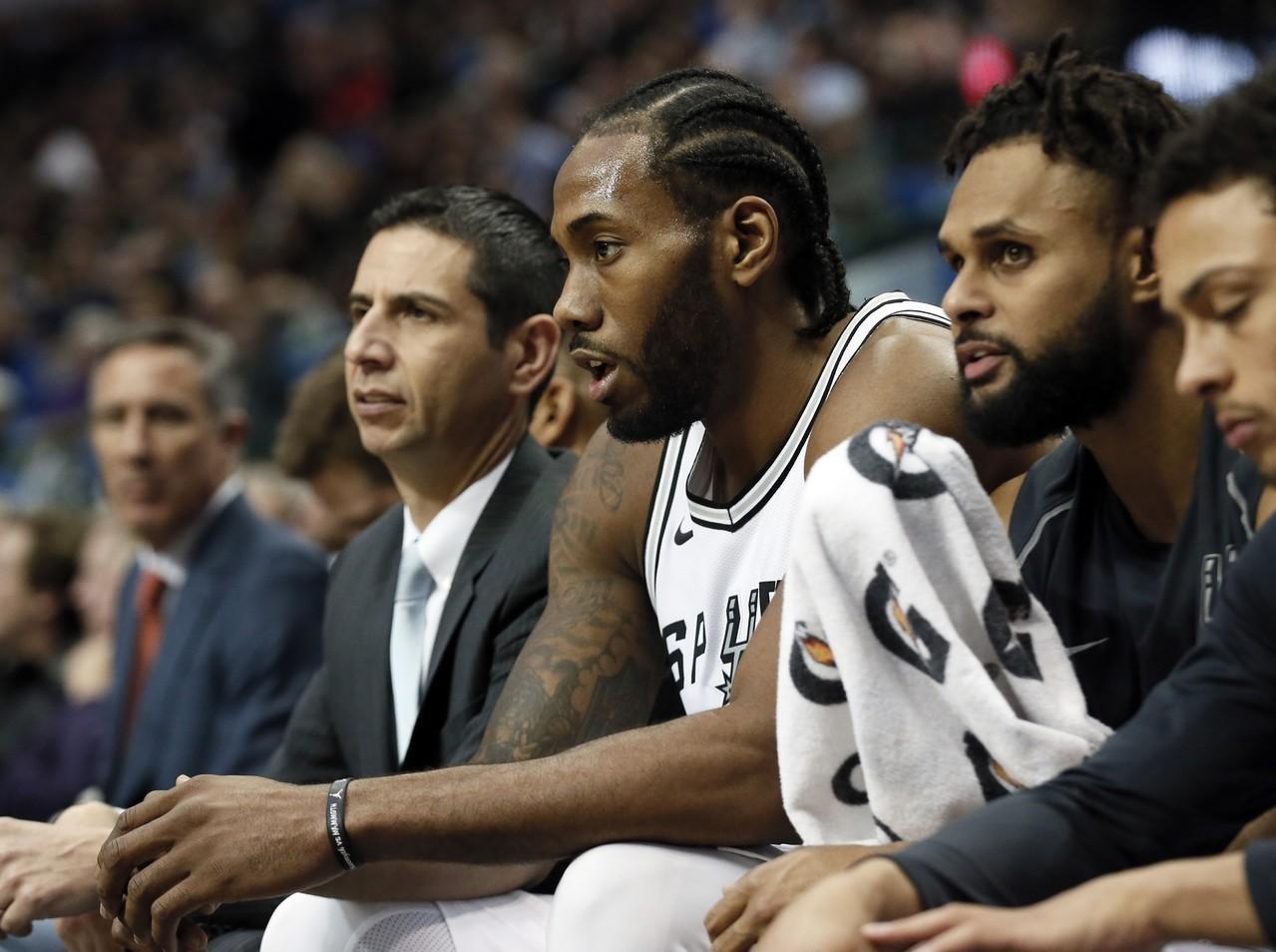 阿森纳主场遭维拉逆转，失去三分，表现不佳，球迷失望。（阿森纳主场被维拉翻盘，三分尽失，低迷表现令球迷沮丧）